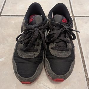 Boys Nike MD Valiant Sneaker, black, red white, size 3.5y